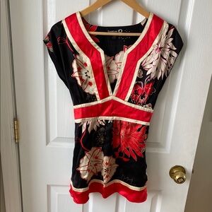 Bebe Vinage Black and Red Fitted Graphic Blouse